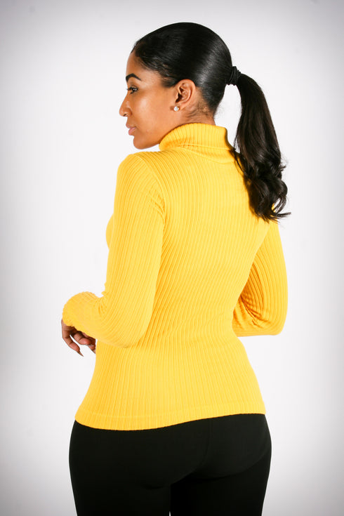 Unbothered turtleneck, gold