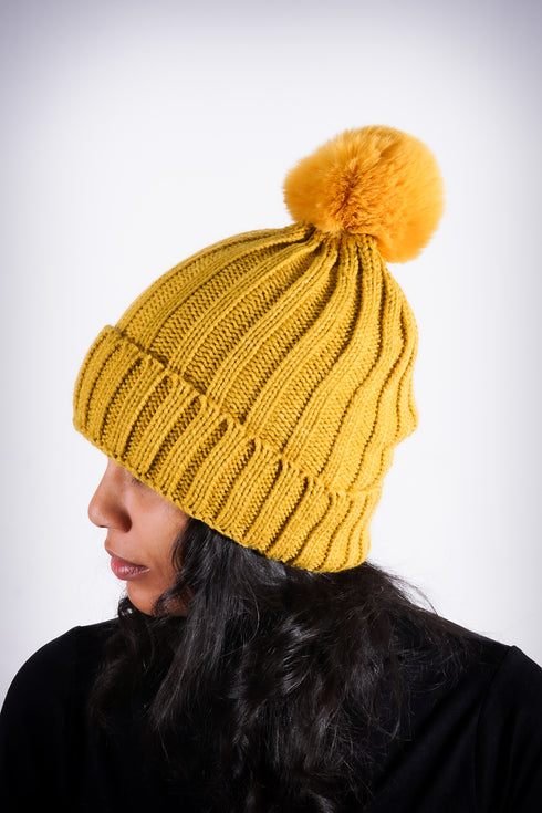 Winter Baby pom-pom beanie, gold