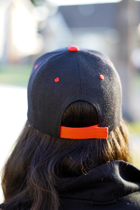 Uplifting cap, black/red