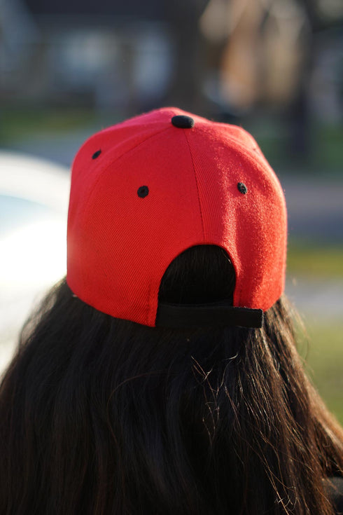 Uplifting cap, red/black